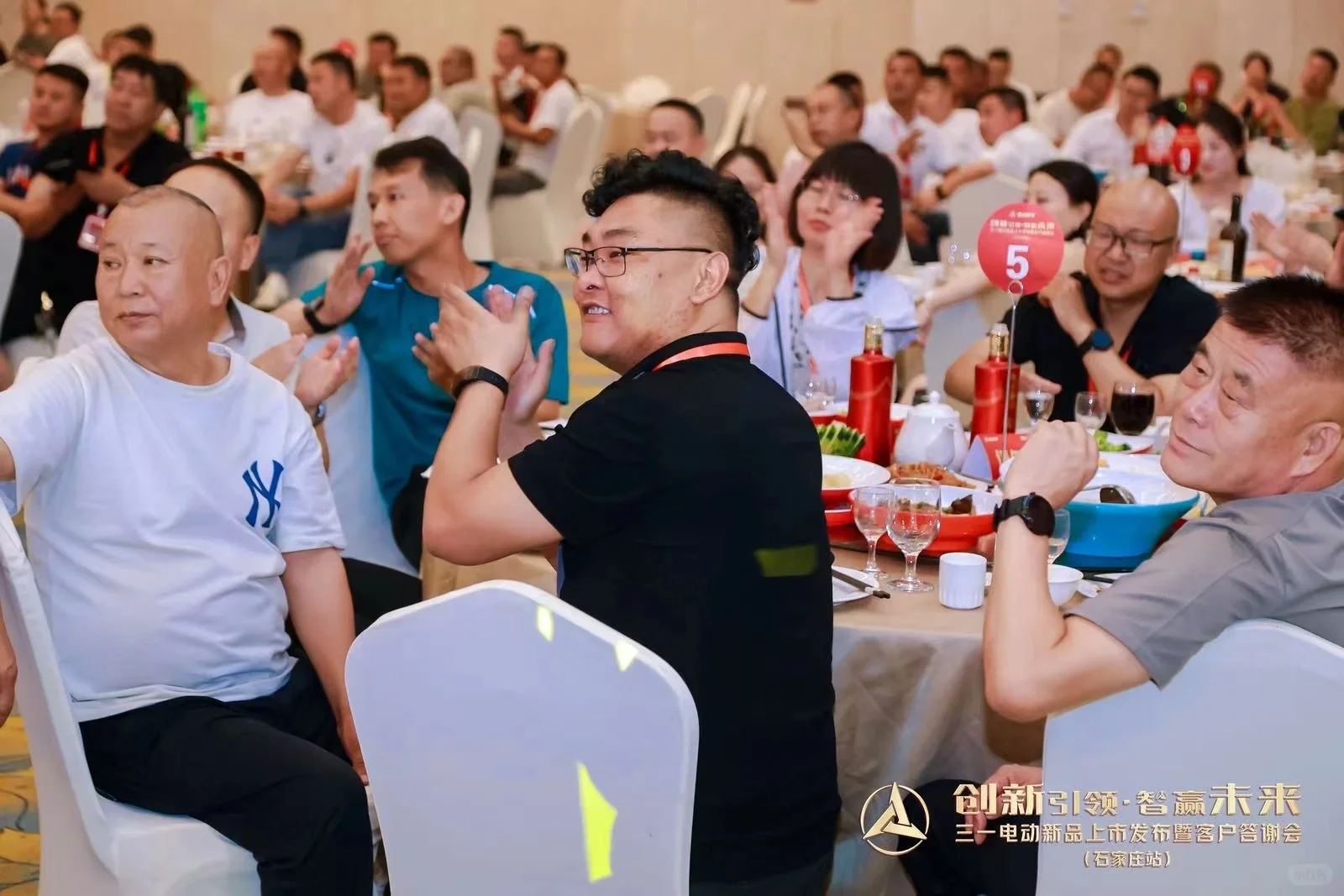 大热天的室外活动?