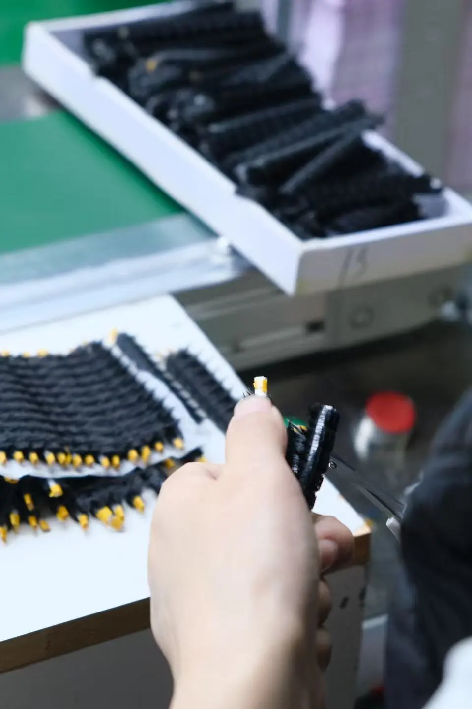 日产6万副！揭秘假睫毛工厂的超级生产线