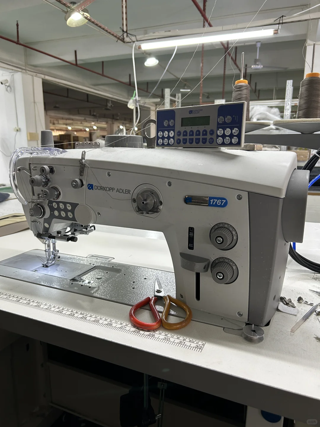 偷拍花瓣沙发生产线！从内到外扒光给你看