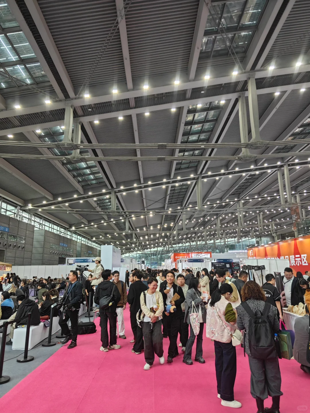 今天没上班，过去深圳展会了