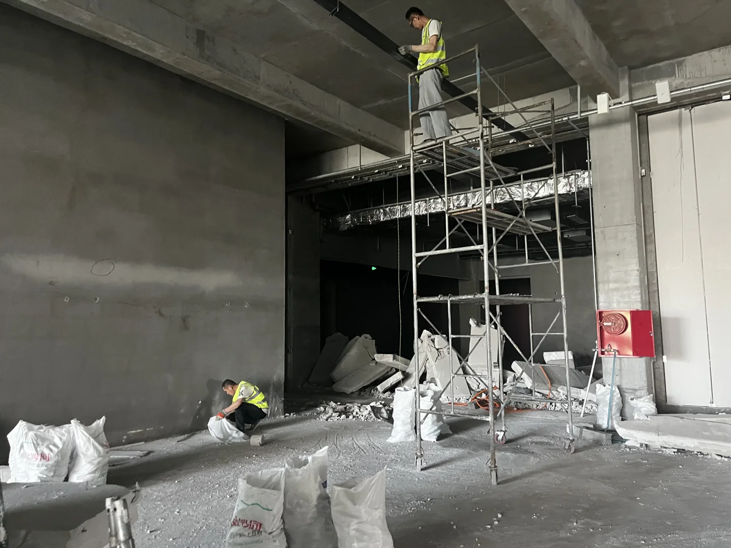 2000平汽车展厅装修