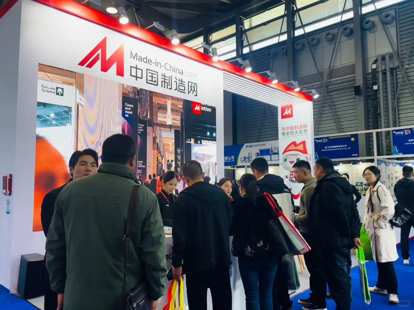 上海宝马展今年人山人海