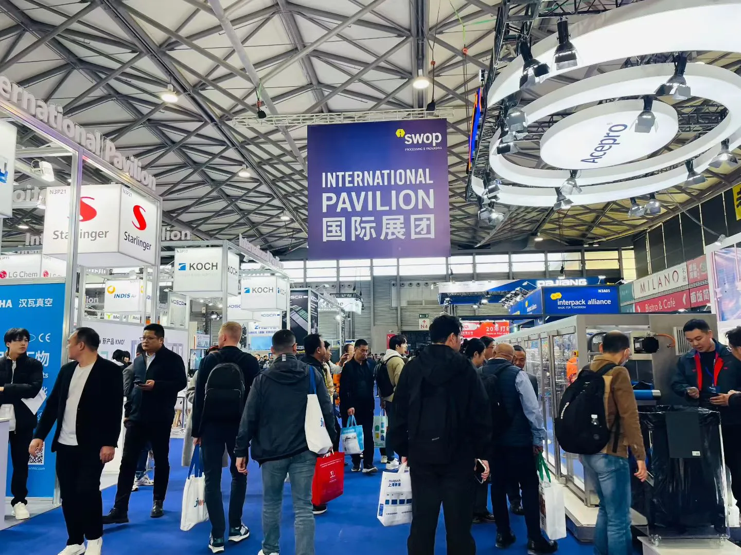 上海宝马展今年人山人海