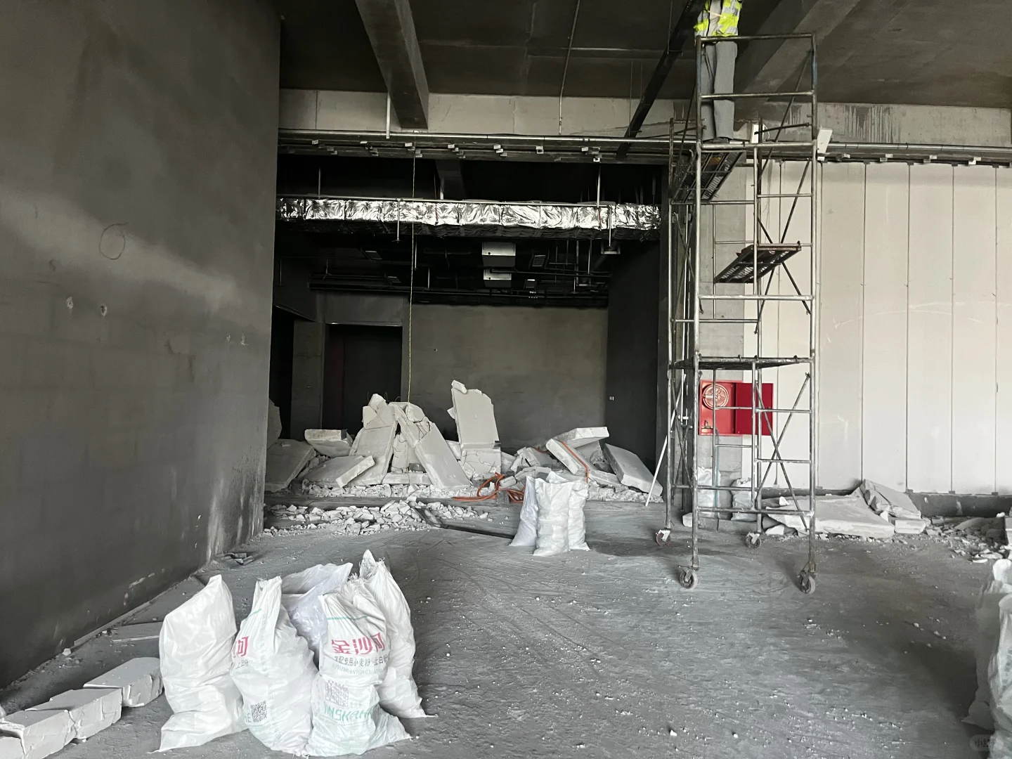 2000平汽车展厅装修