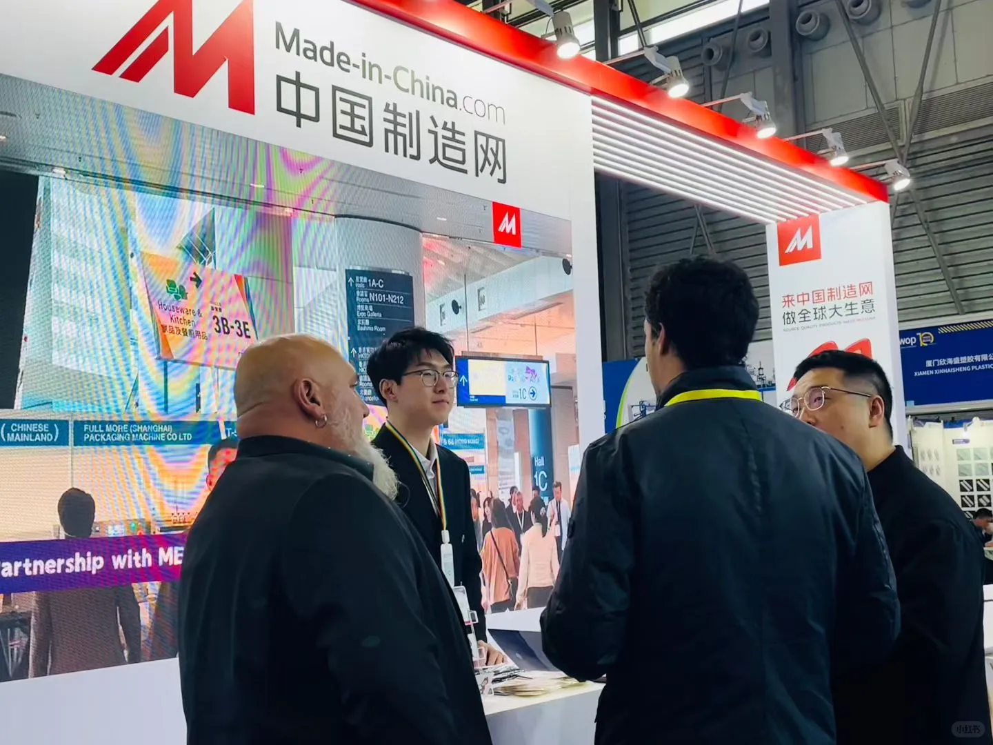 上海宝马展今年人山人海