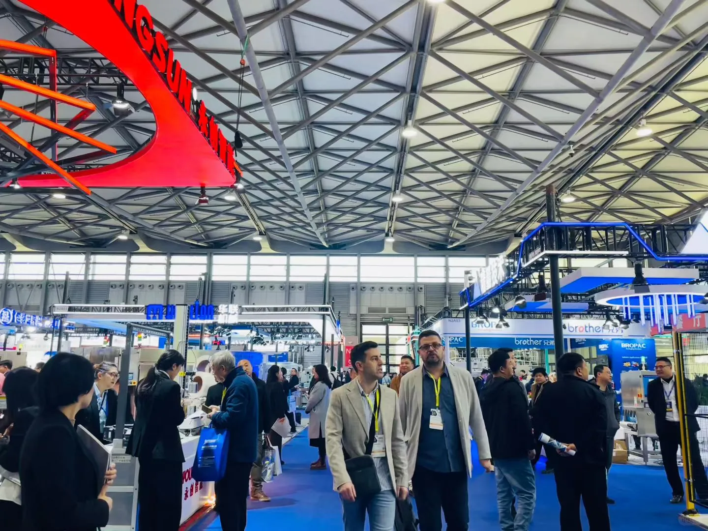 上海宝马展今年人山人海