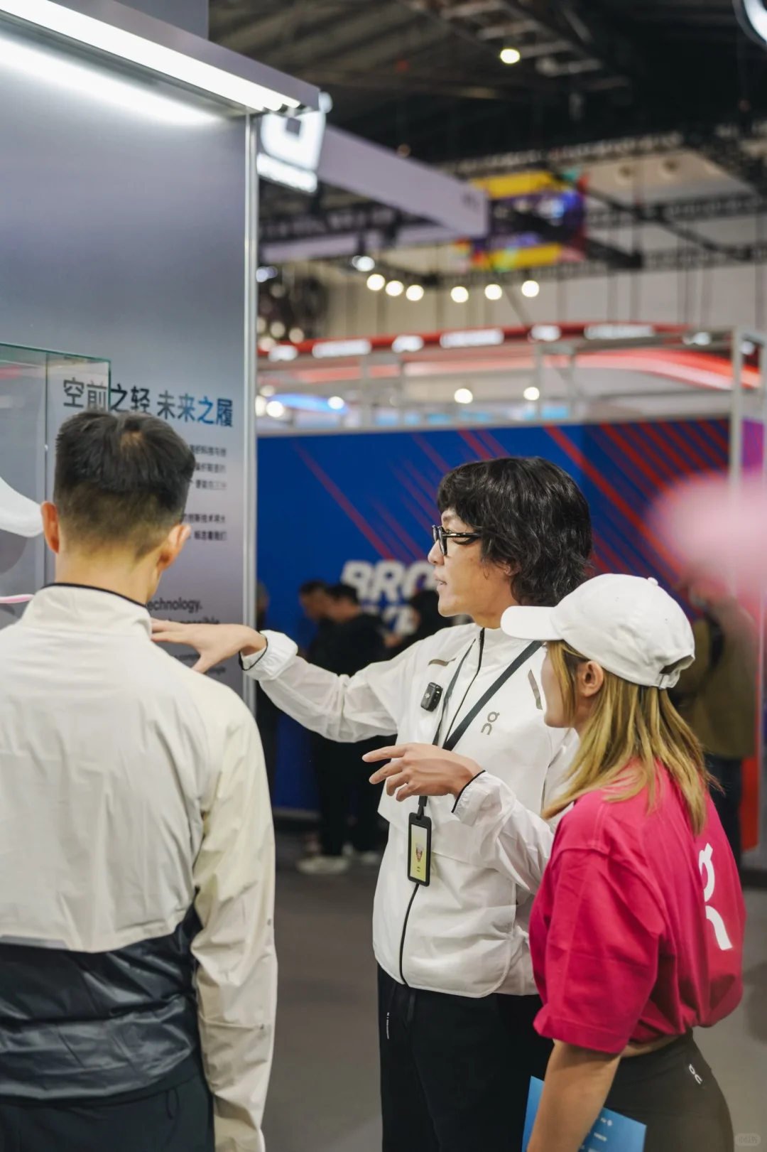 体博会?‍♀️在姜思达边上乖巧的像只小猫?