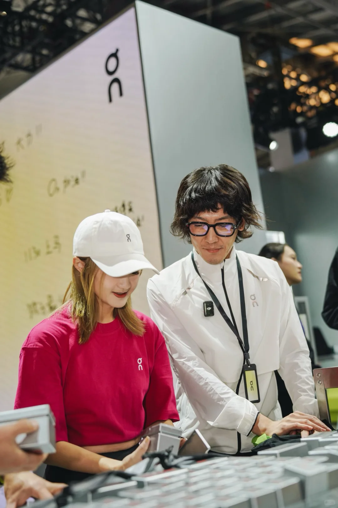 体博会?‍♀️在姜思达边上乖巧的像只小猫?