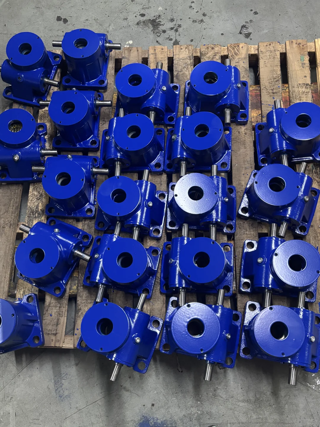 各种电机 变频器 减速机 升降机