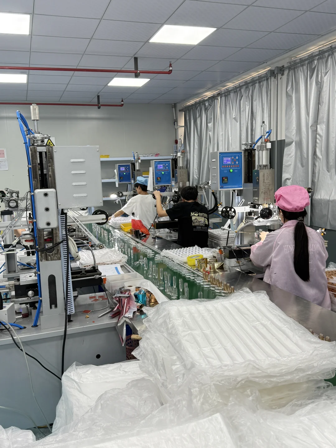 忙忙碌碌的化妆品车间～