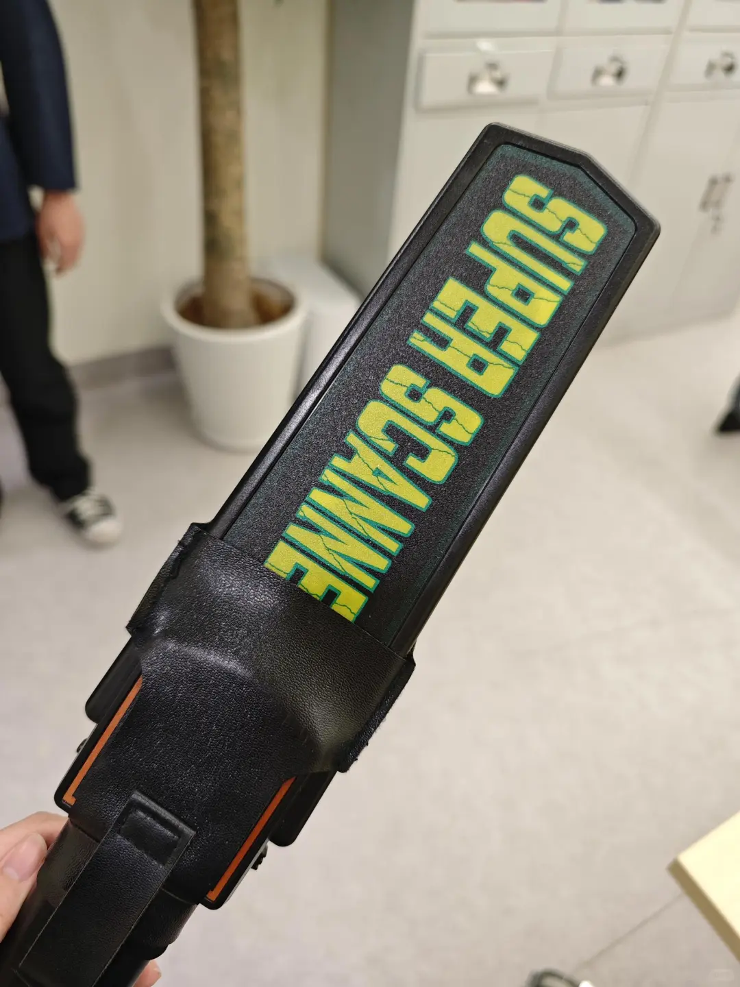 金属探测仪～进校就收手机！