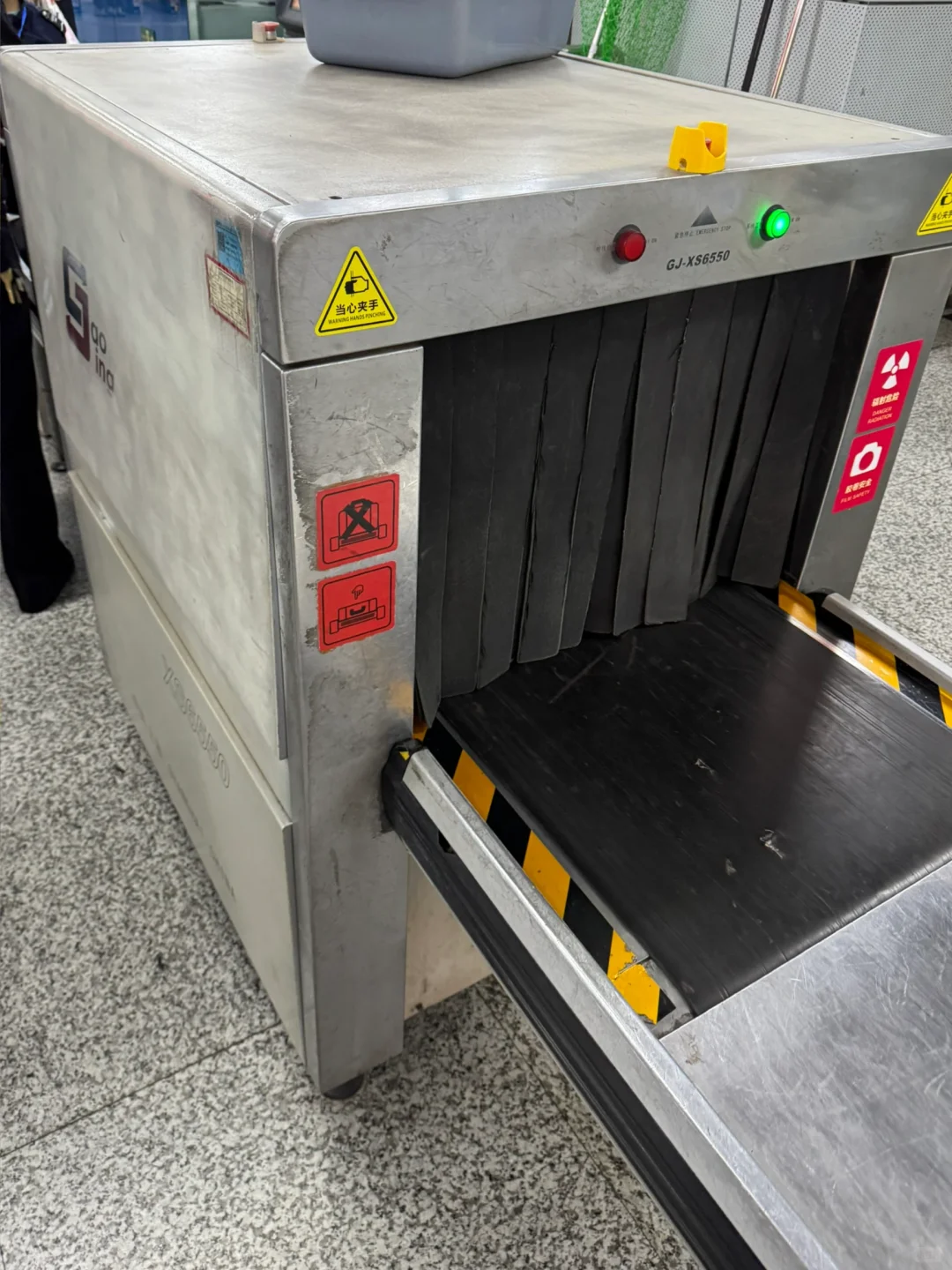 重庆地铁的安检机都很脏的样子?