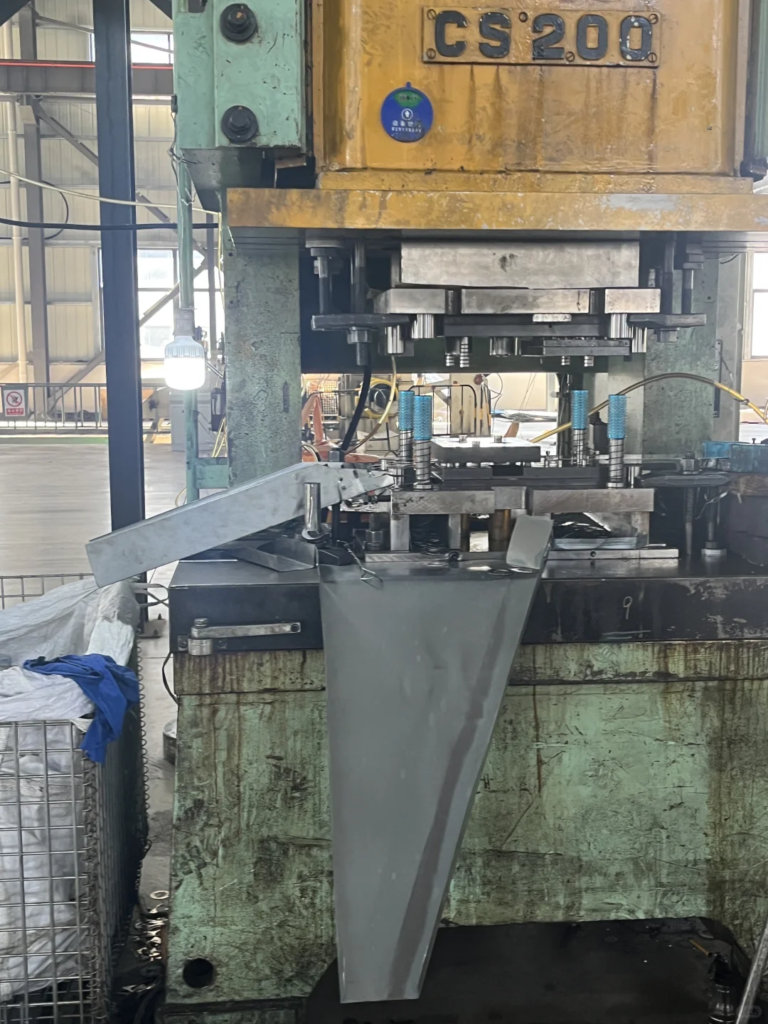 这大机器打出一个一个精细的零件