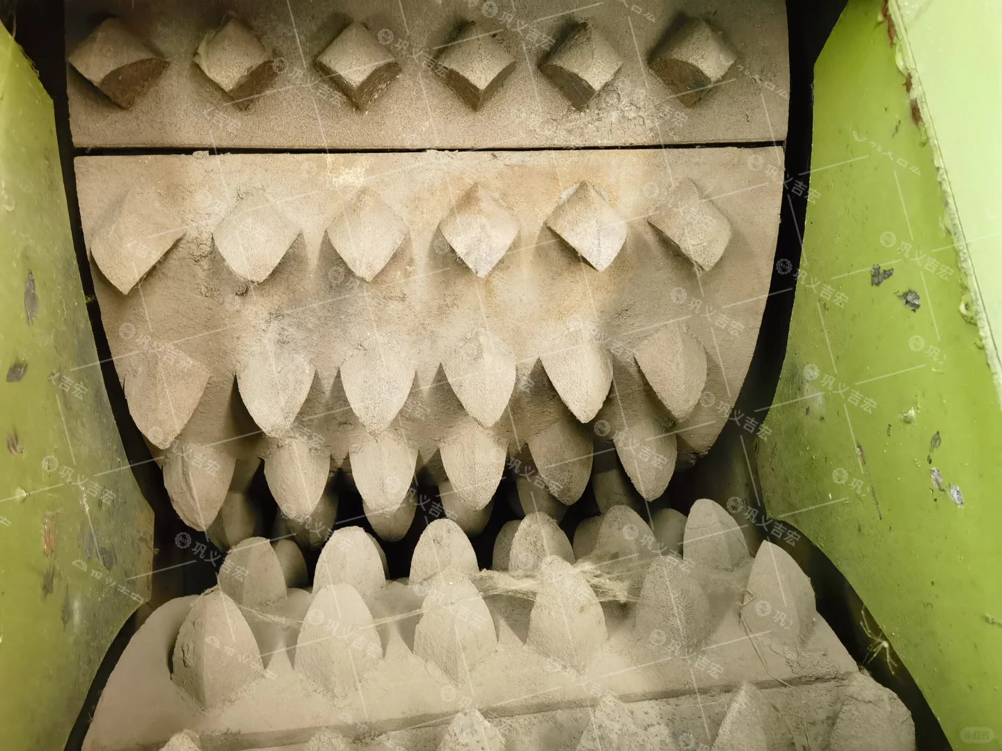 破碎活性炭用什么设备专业选择双齿辊破碎机