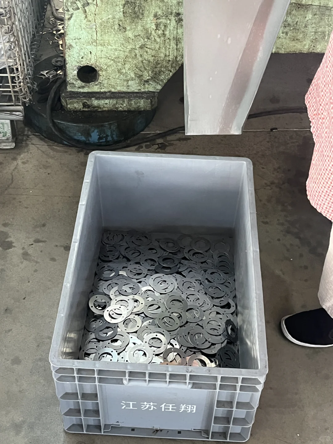 这大机器打出一个一个精细的零件