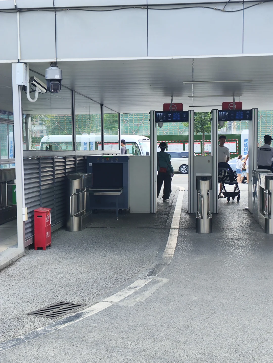 第一次见有安检机的医院