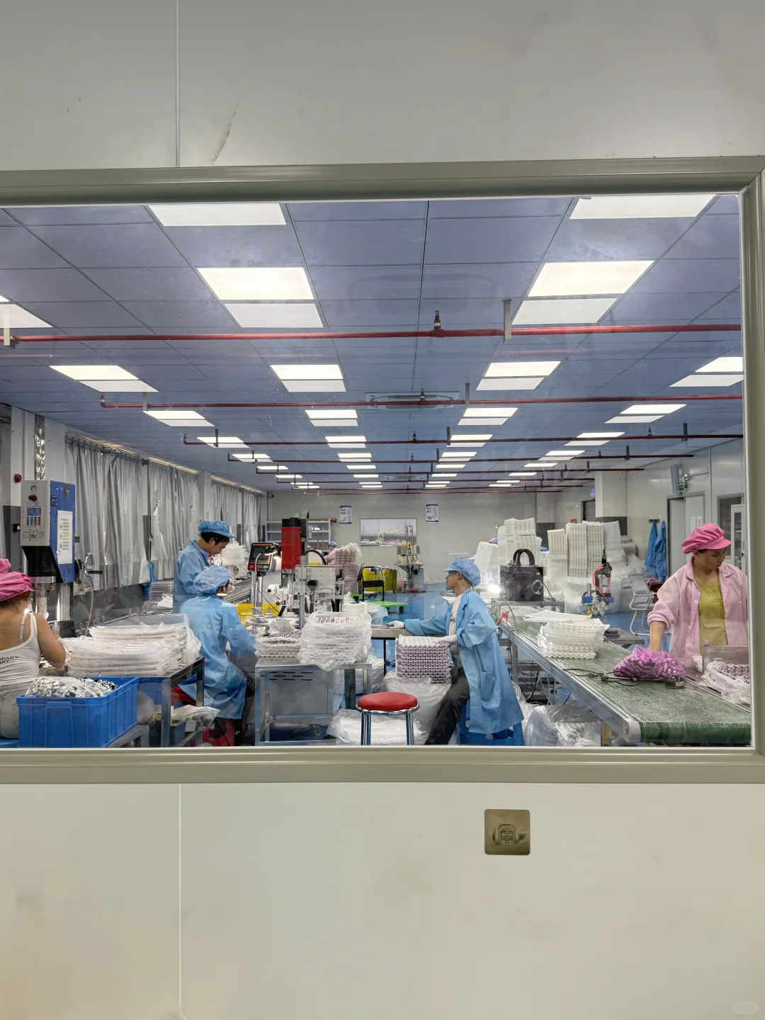 忙忙碌碌的化妆品车间～