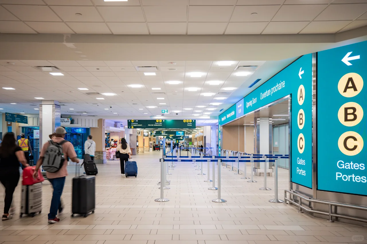 温哥华机场开启安检新时代终于不用取出液体