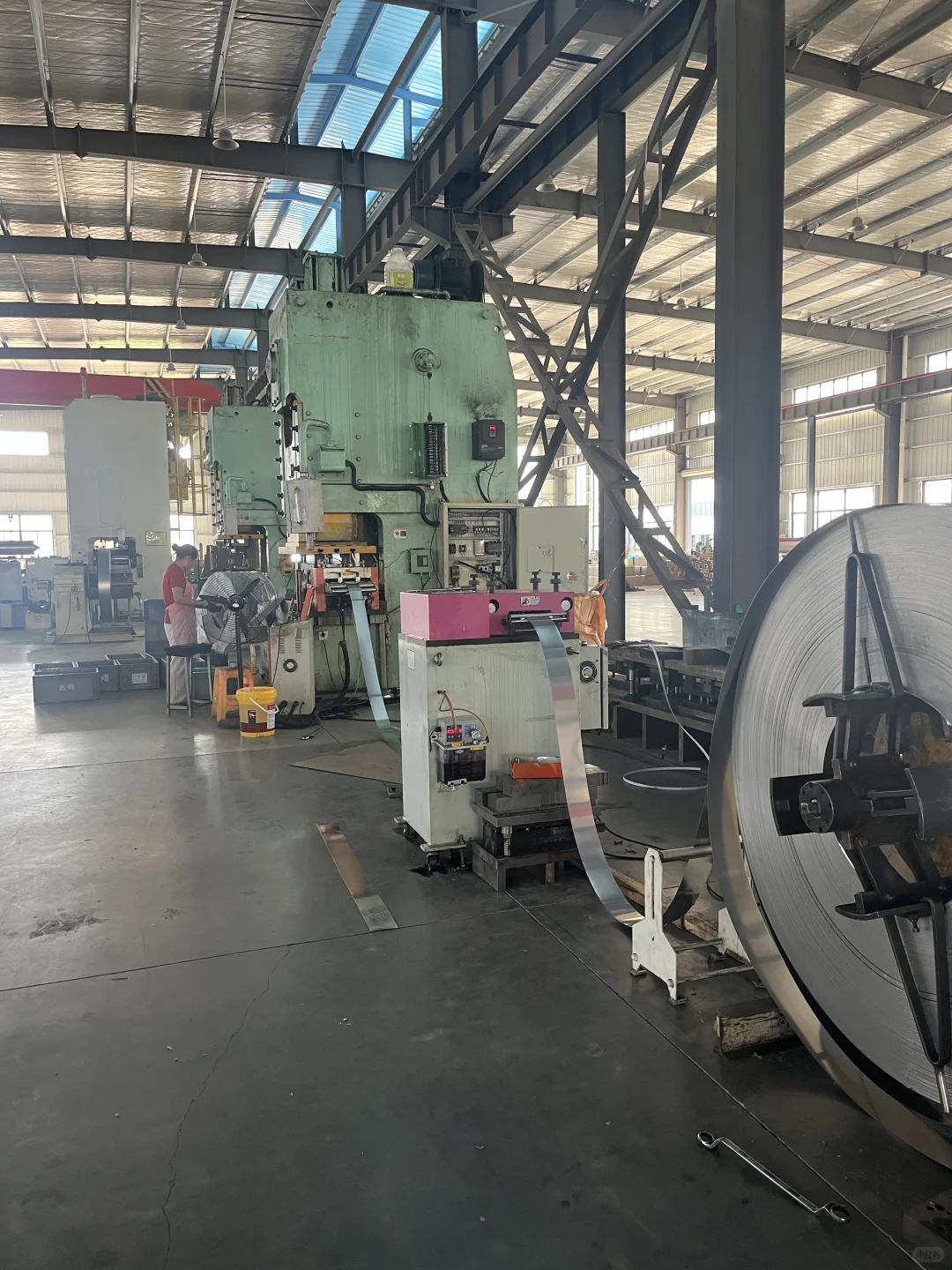 这大机器打出一个一个精细的零件