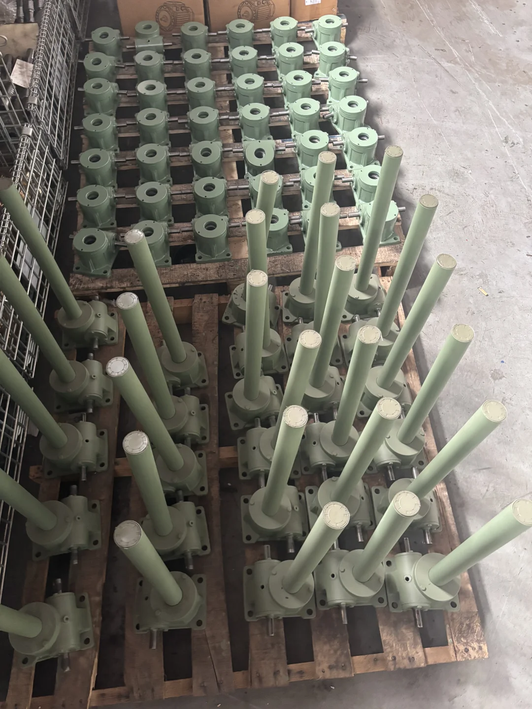 各种电机 变频器 减速机 升降机