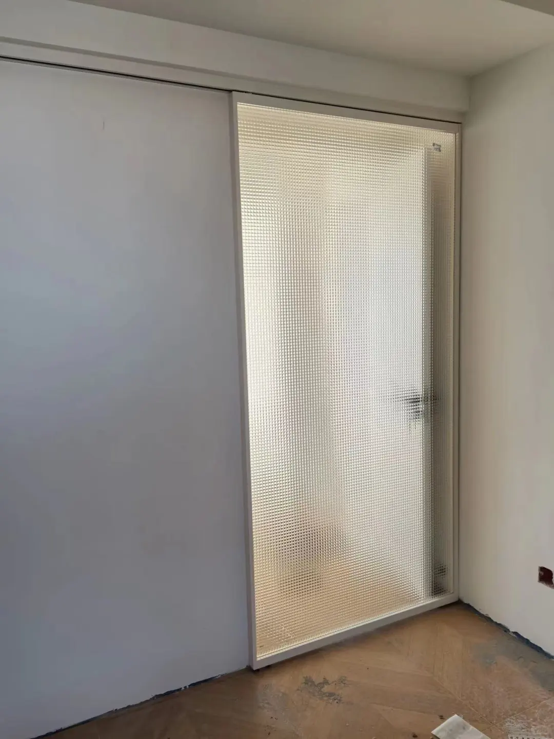 想知道大家这玻璃门花了多少?