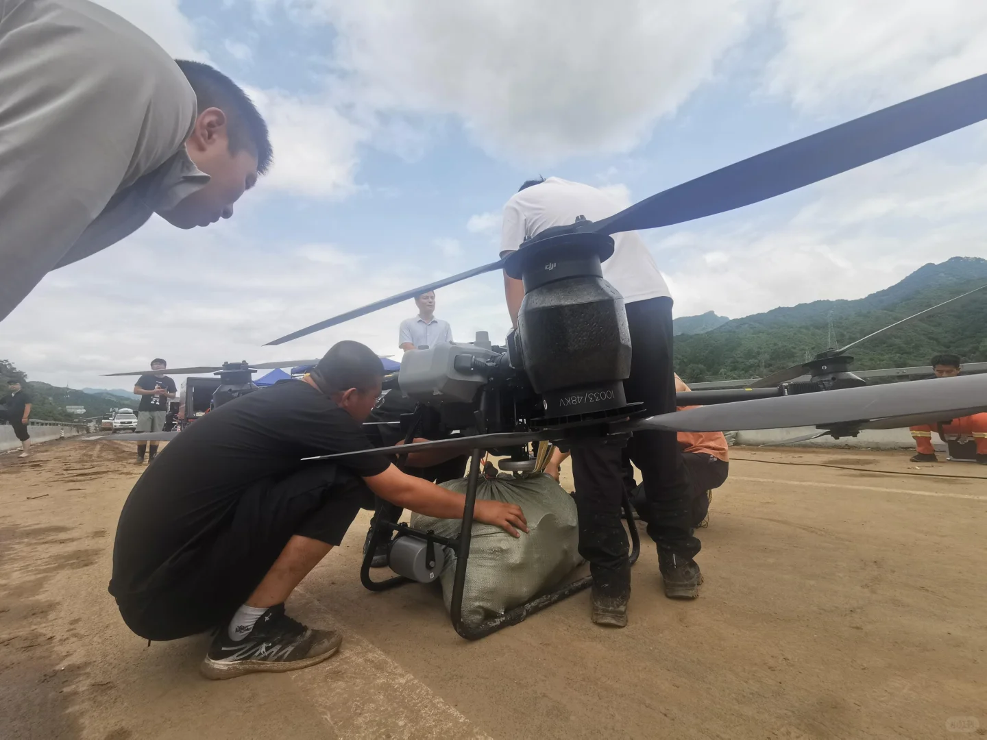 怀柔暴雨持续，直击无人机救援现场