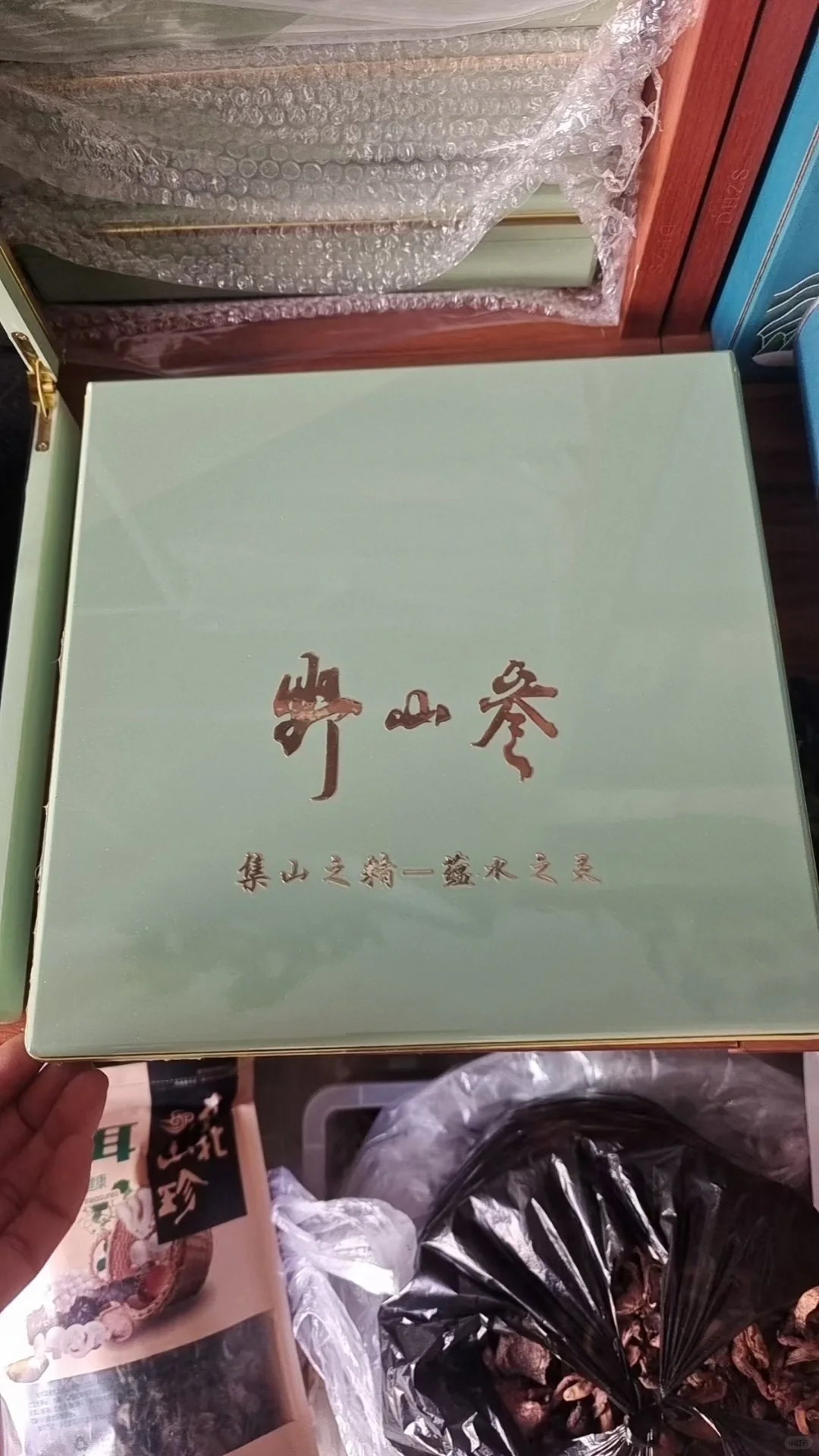 他带着礼物来啦