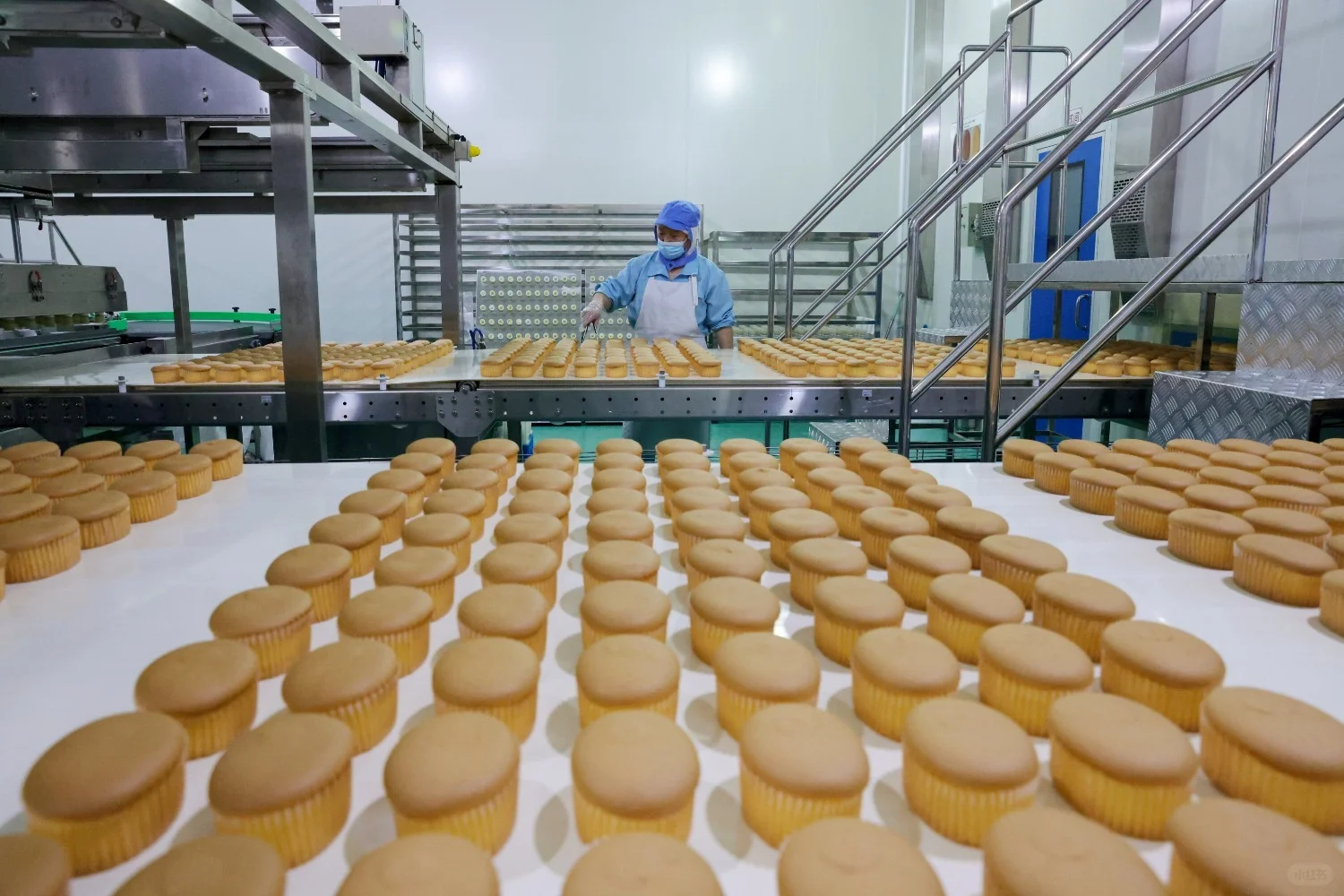 石家庄蛋糕厂，上班可戴耳机，能要寒假工