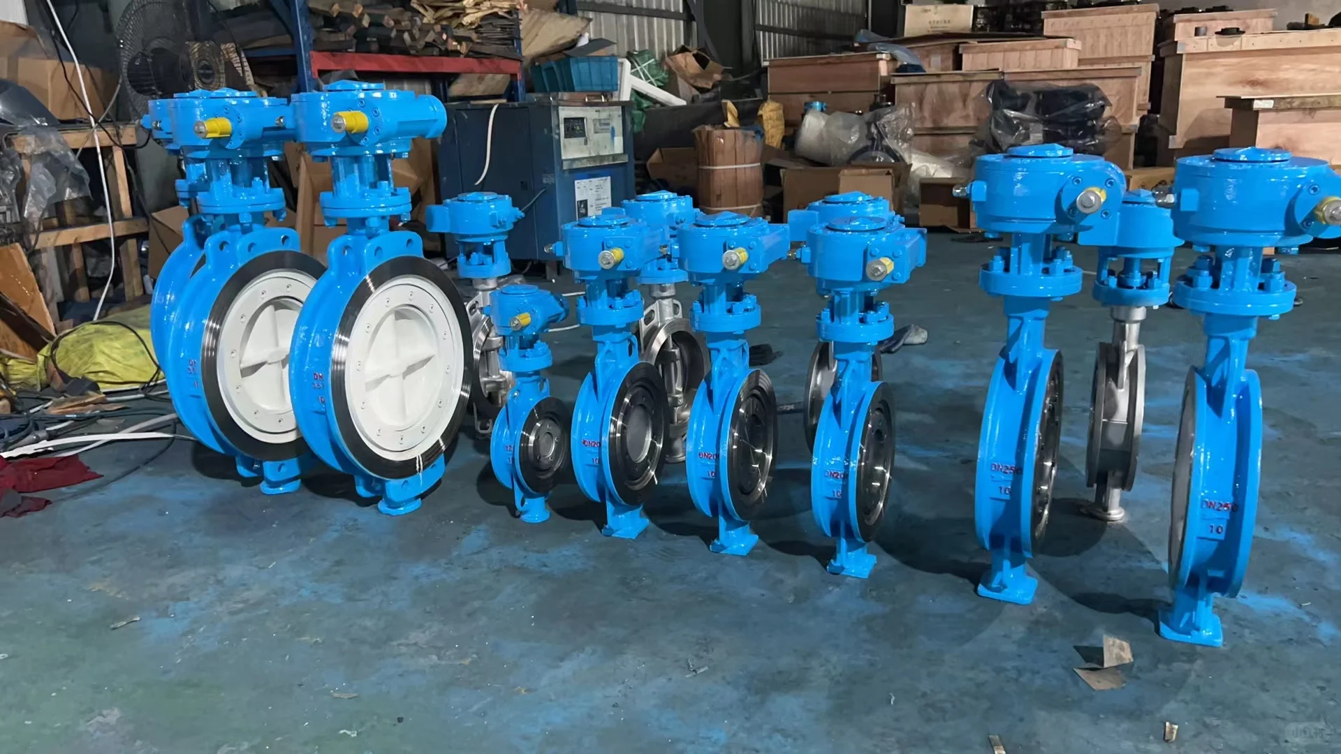 电动蝶阀是现代化流体控制系统中不可或缺的关键部件。它采用电动驱动方式，通过精确的控制系统实现阀门的快速开闭，有效调节介质流量。其结构紧凑、操作简便，广泛应用于化工、石油、电力等行业，为流体输送提供了高