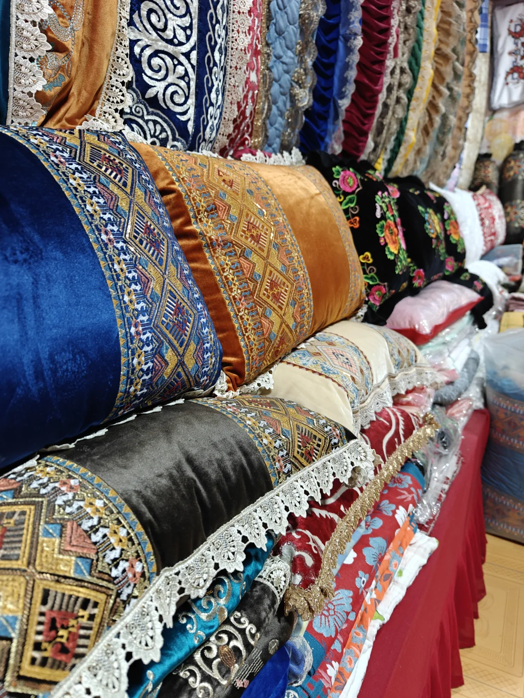 库尔勒当地人买东西的市场