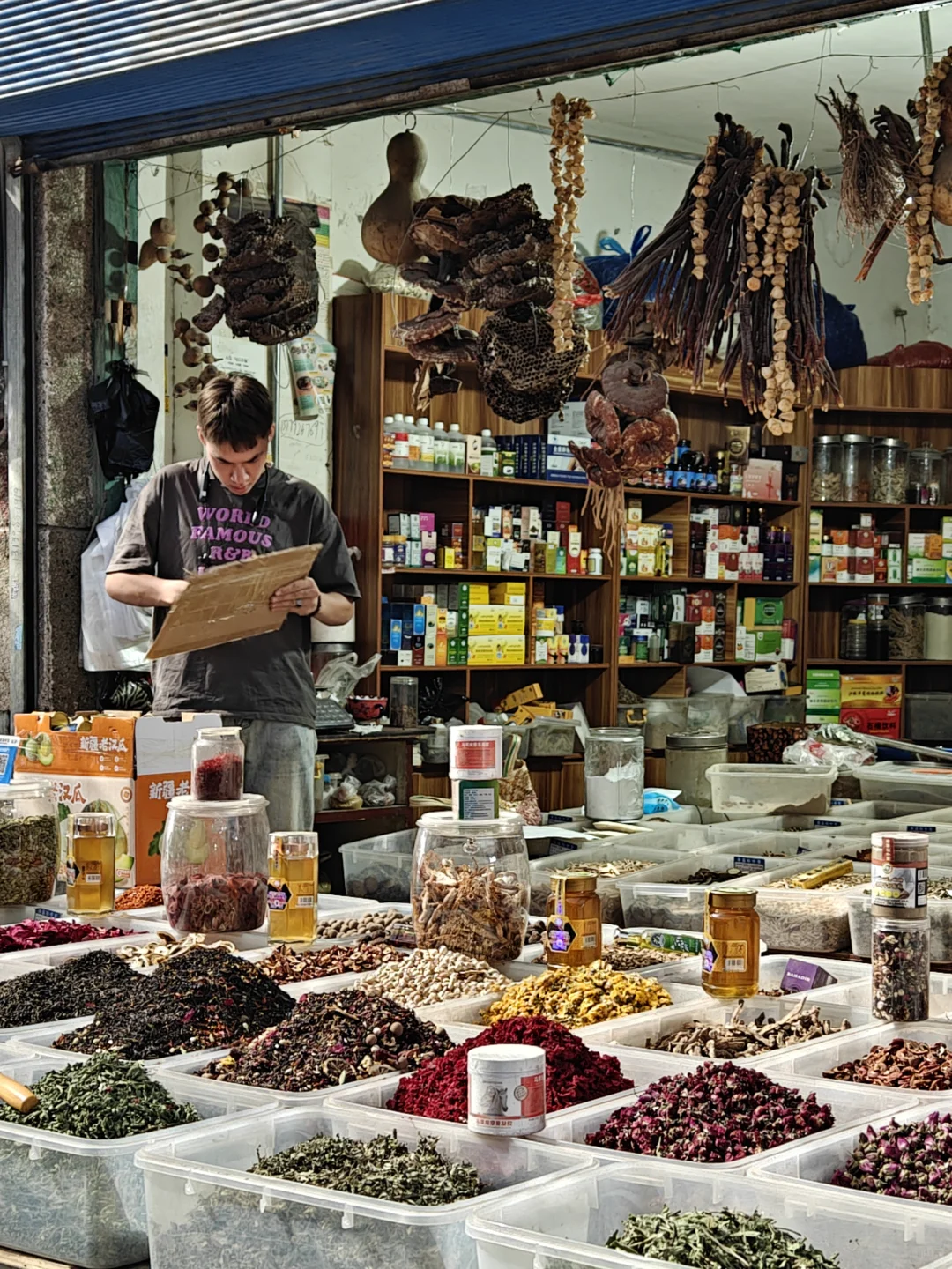 库尔勒当地人买东西的市场