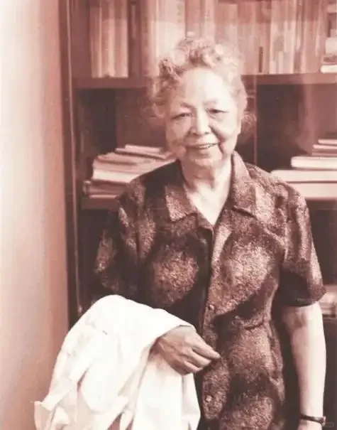 两个小水晶瓶子,让美国人苦胆都悔青了