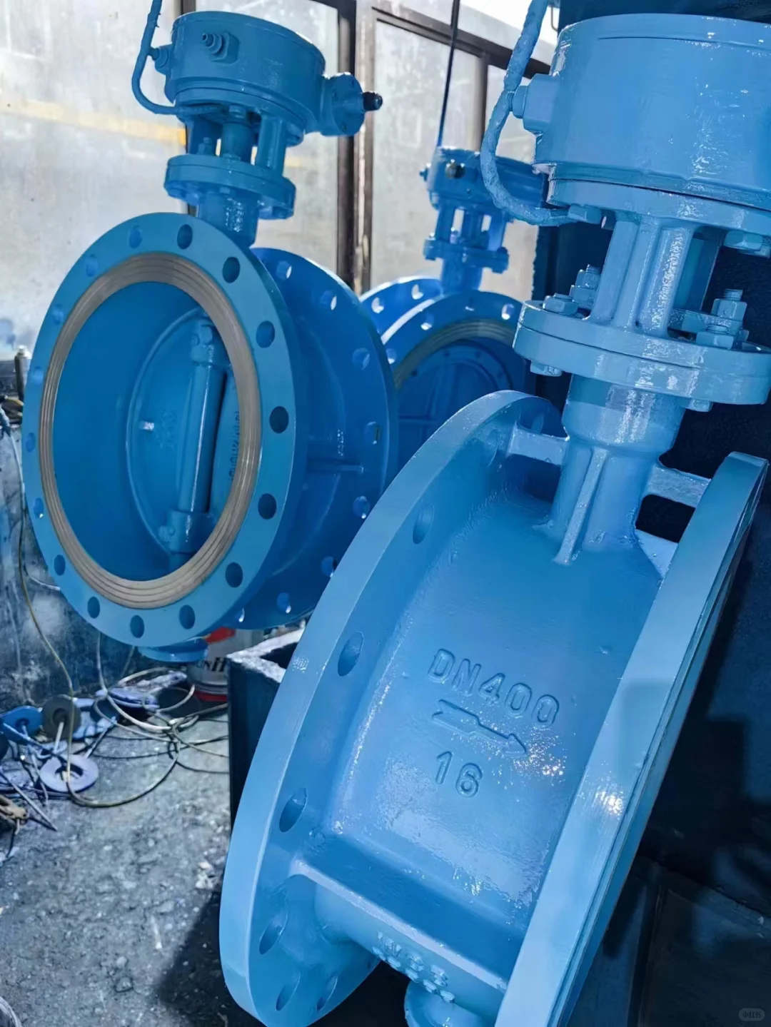 电动蝶阀是现代化流体控制系统中不可或缺的关键部件。它采用电动驱动方式，通过精确的控制系统实现阀门的快速开闭，有效调节介质流量。其结构紧凑、操作简便，广泛应用于化工、石油、电力等行业，为流体输送提供了高