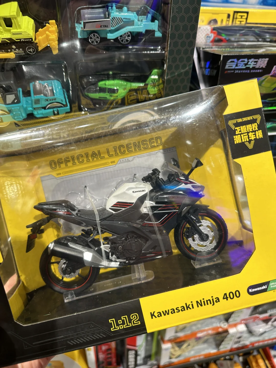 货架直接变成“交通工具展览馆”！