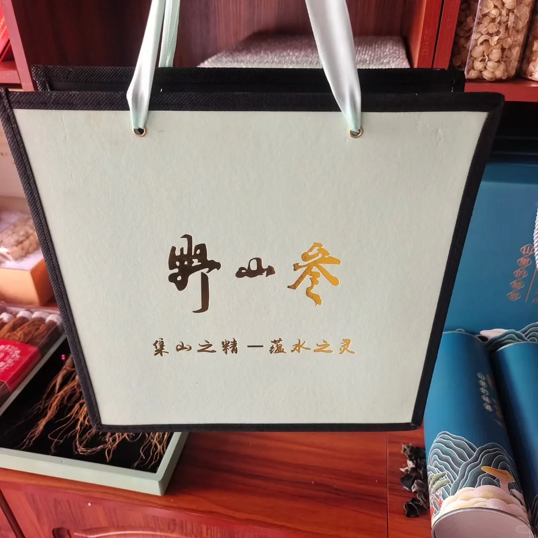 他带着礼物来啦