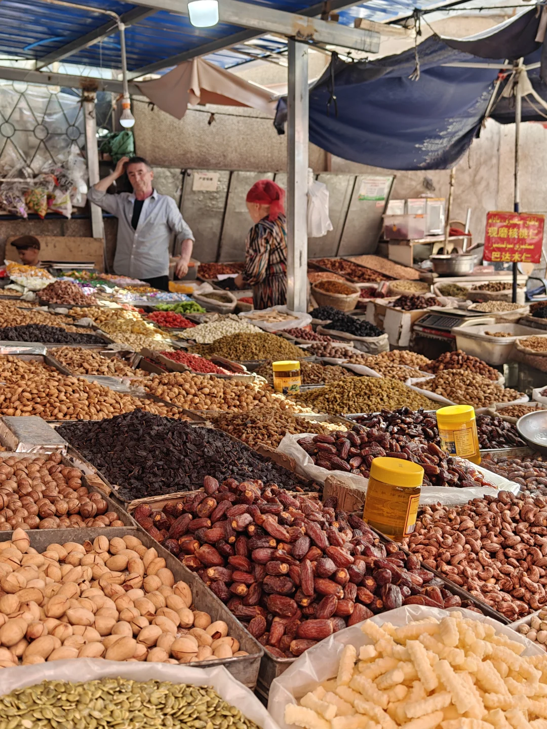 库尔勒当地人买东西的市场