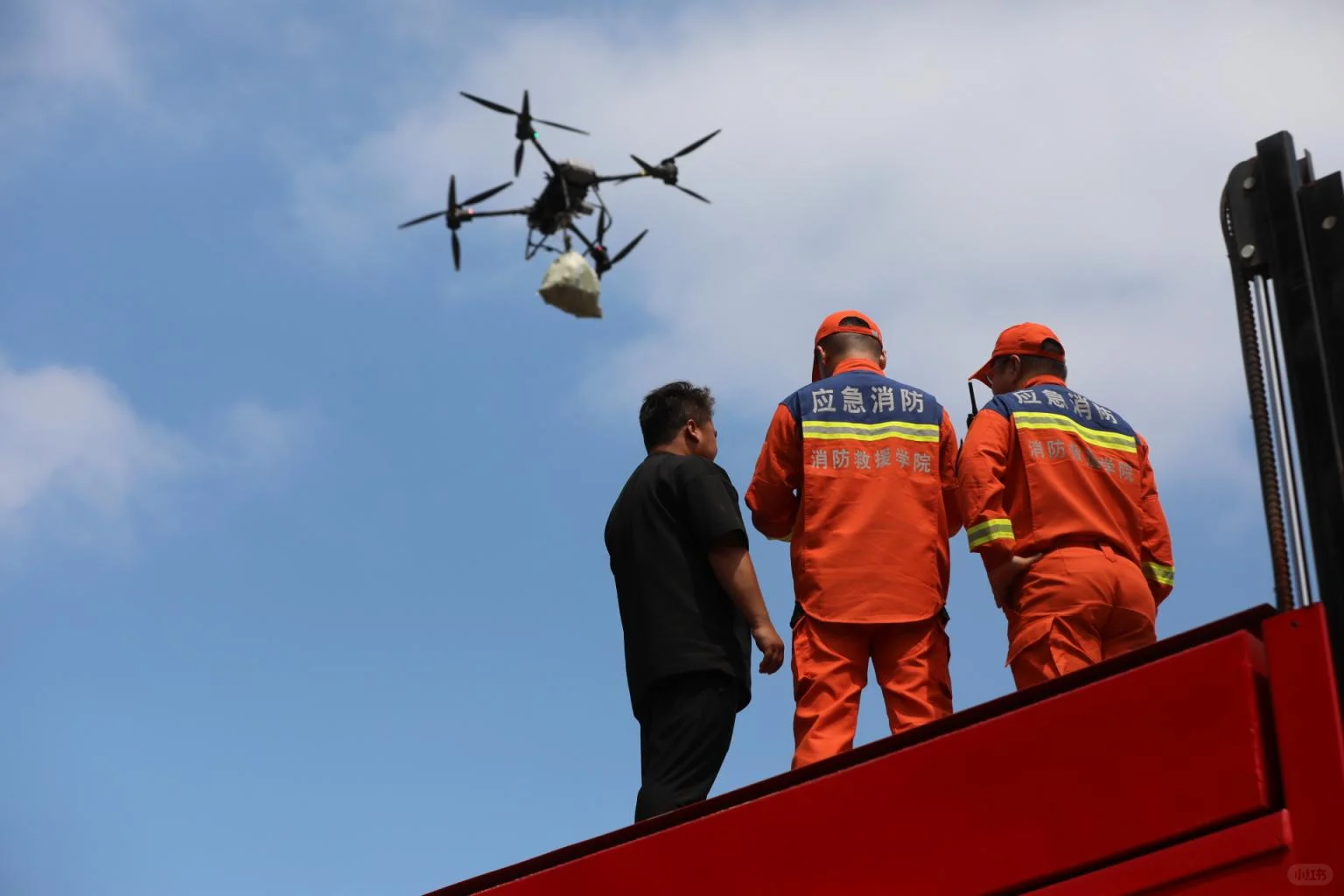 怀柔暴雨持续，直击无人机救援现场