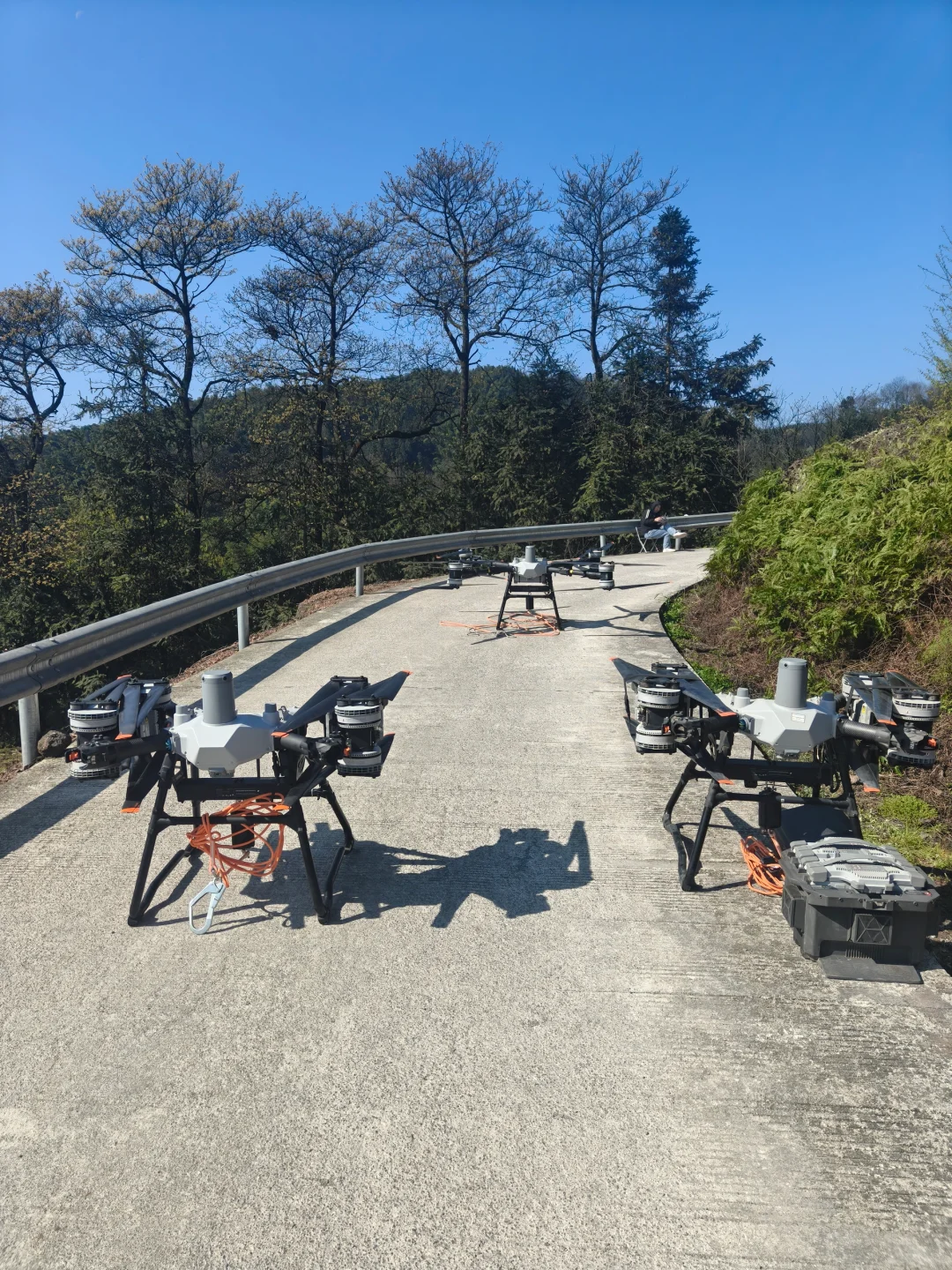 云南无人机吊运深山里的竹子