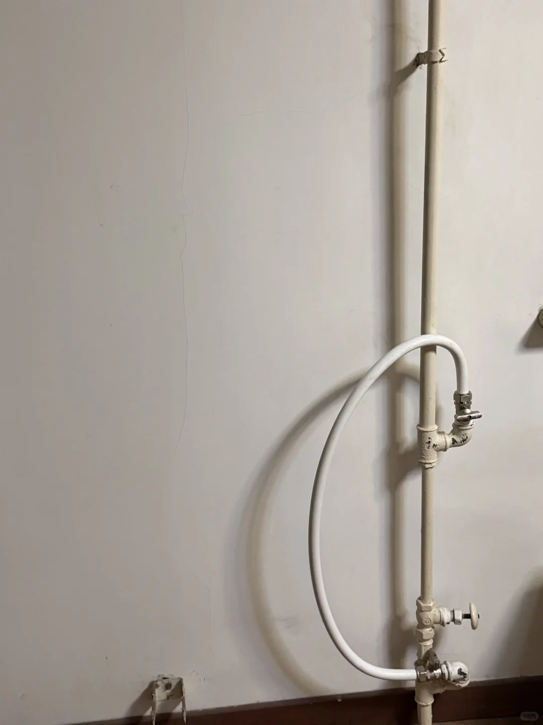 供暖前一天极限安装暖气阀门！