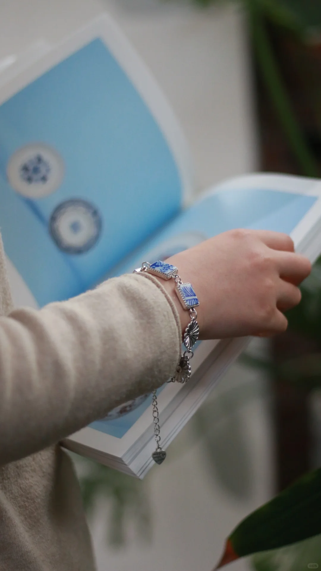 我把陶瓷碎片戴在了手上