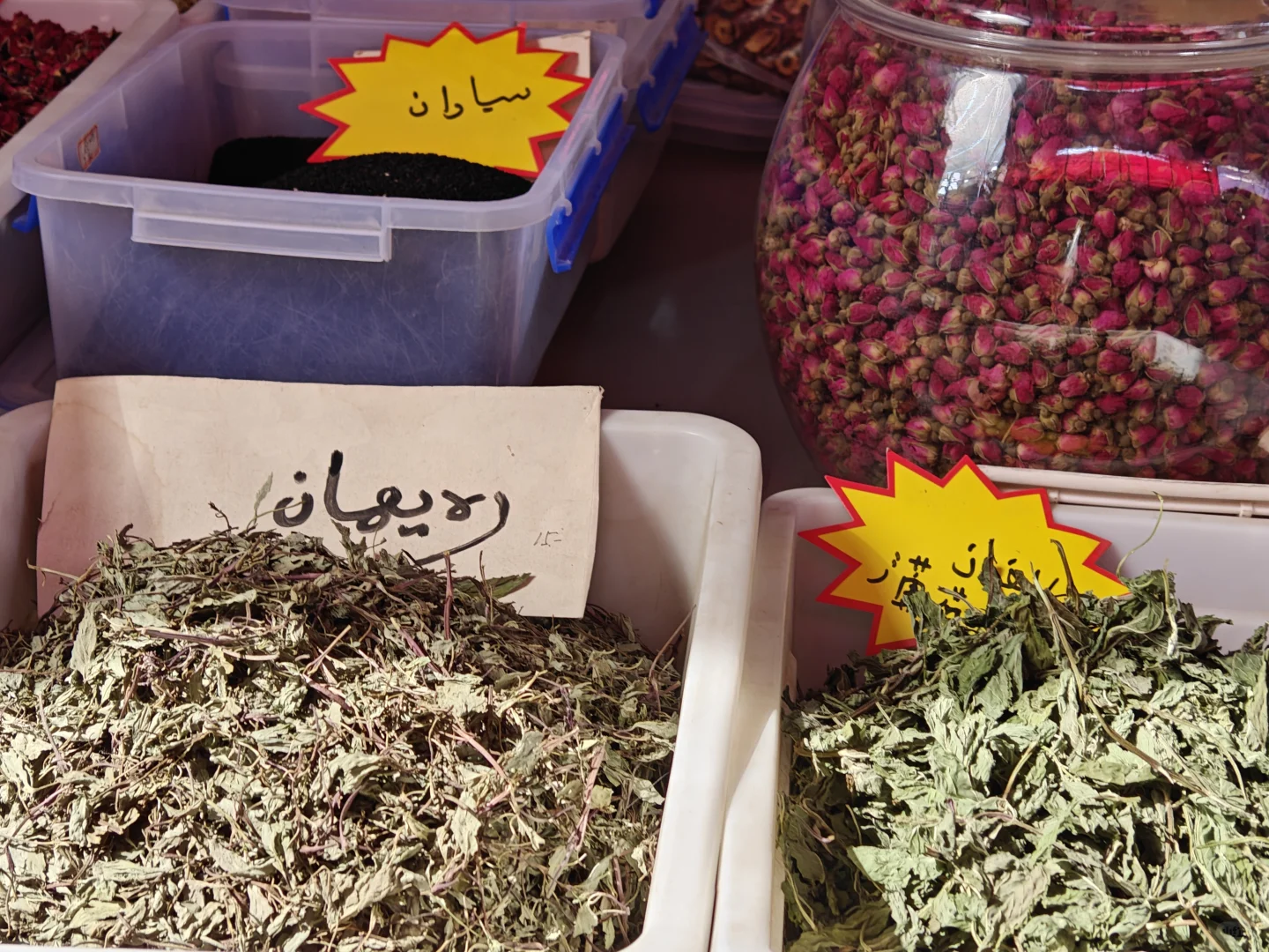 库尔勒当地人买东西的市场