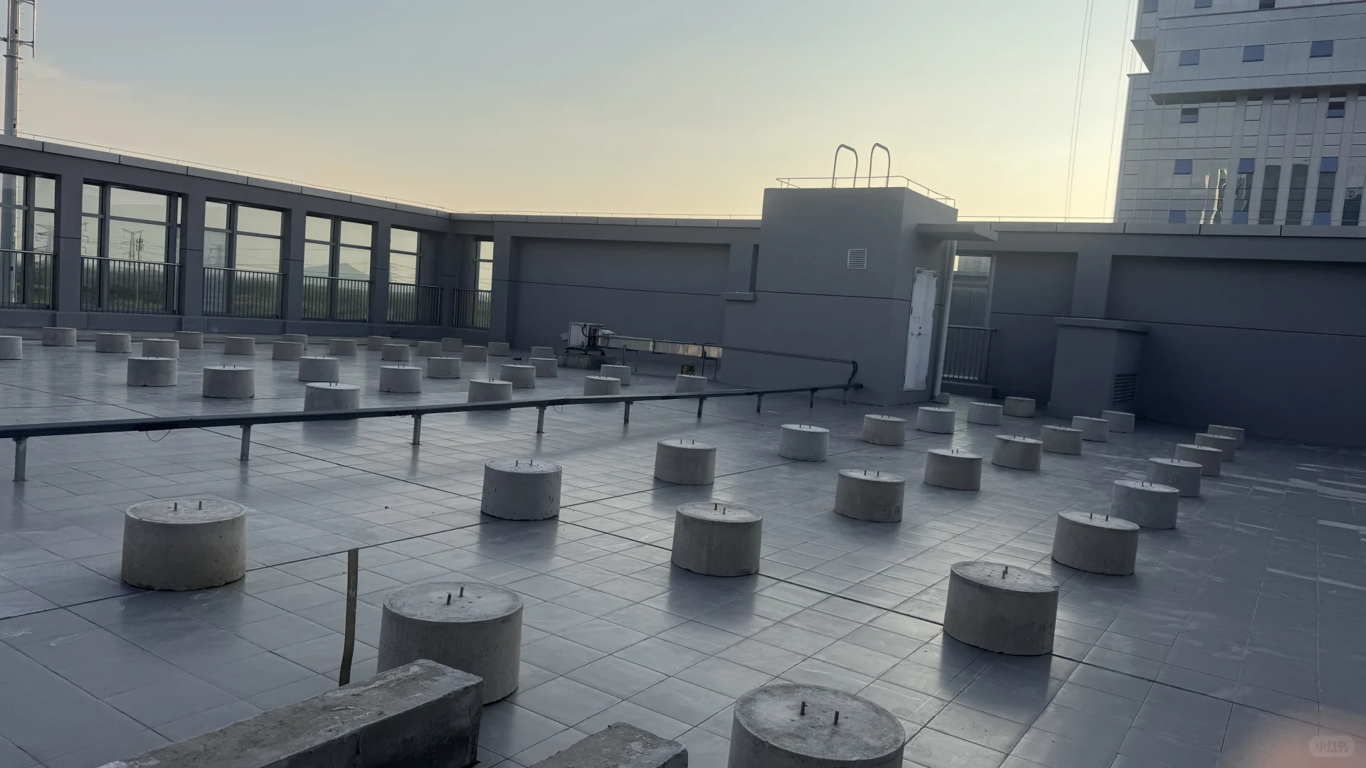 寻无人机吊运水泥墩子