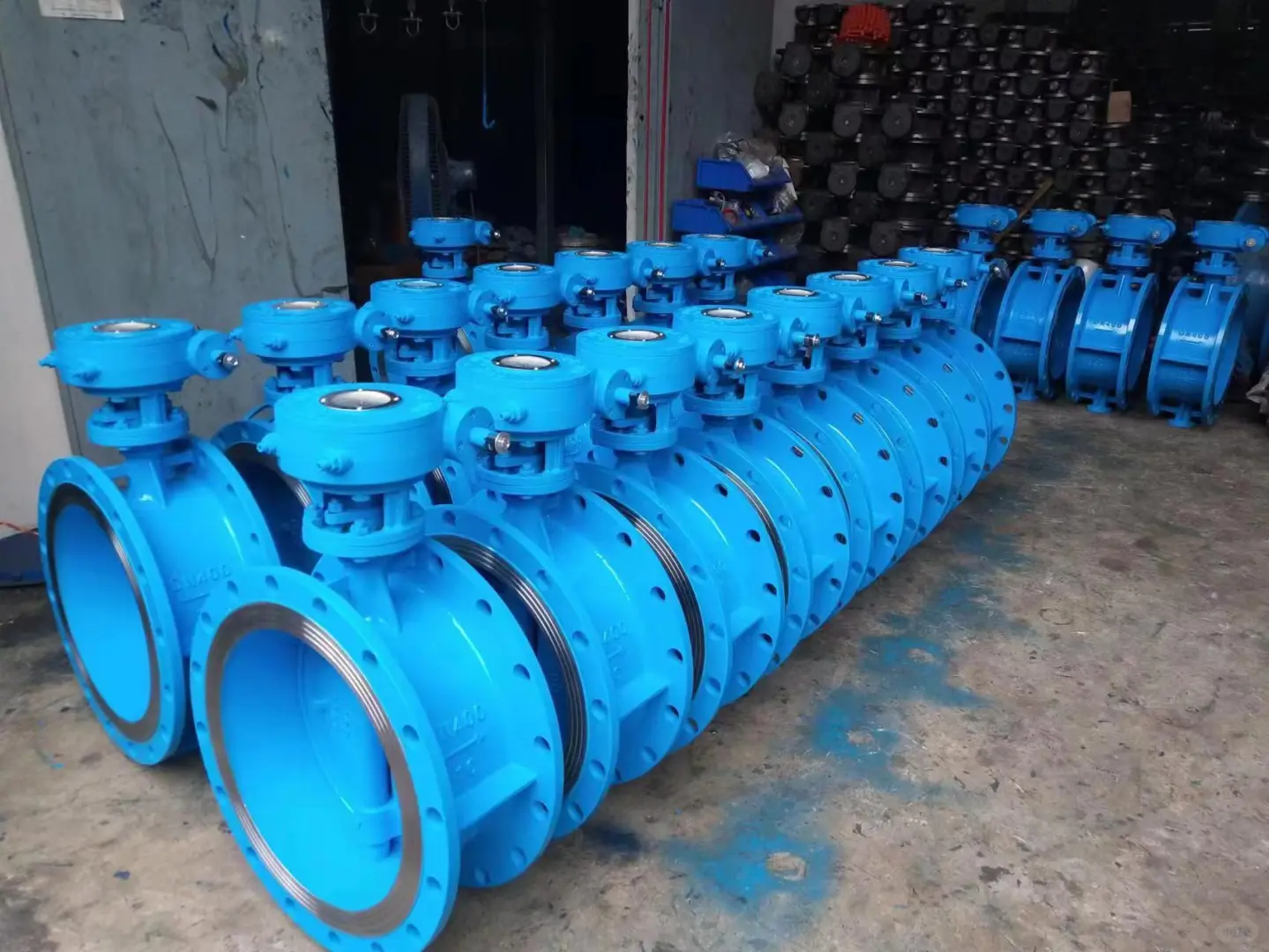 电动蝶阀是现代化流体控制系统中不可或缺的关键部件。它采用电动驱动方式，通过精确的控制系统实现阀门的快速开闭，有效调节介质流量。其结构紧凑、操作简便，广泛应用于化工、石油、电力等行业，为流体输送提供了高