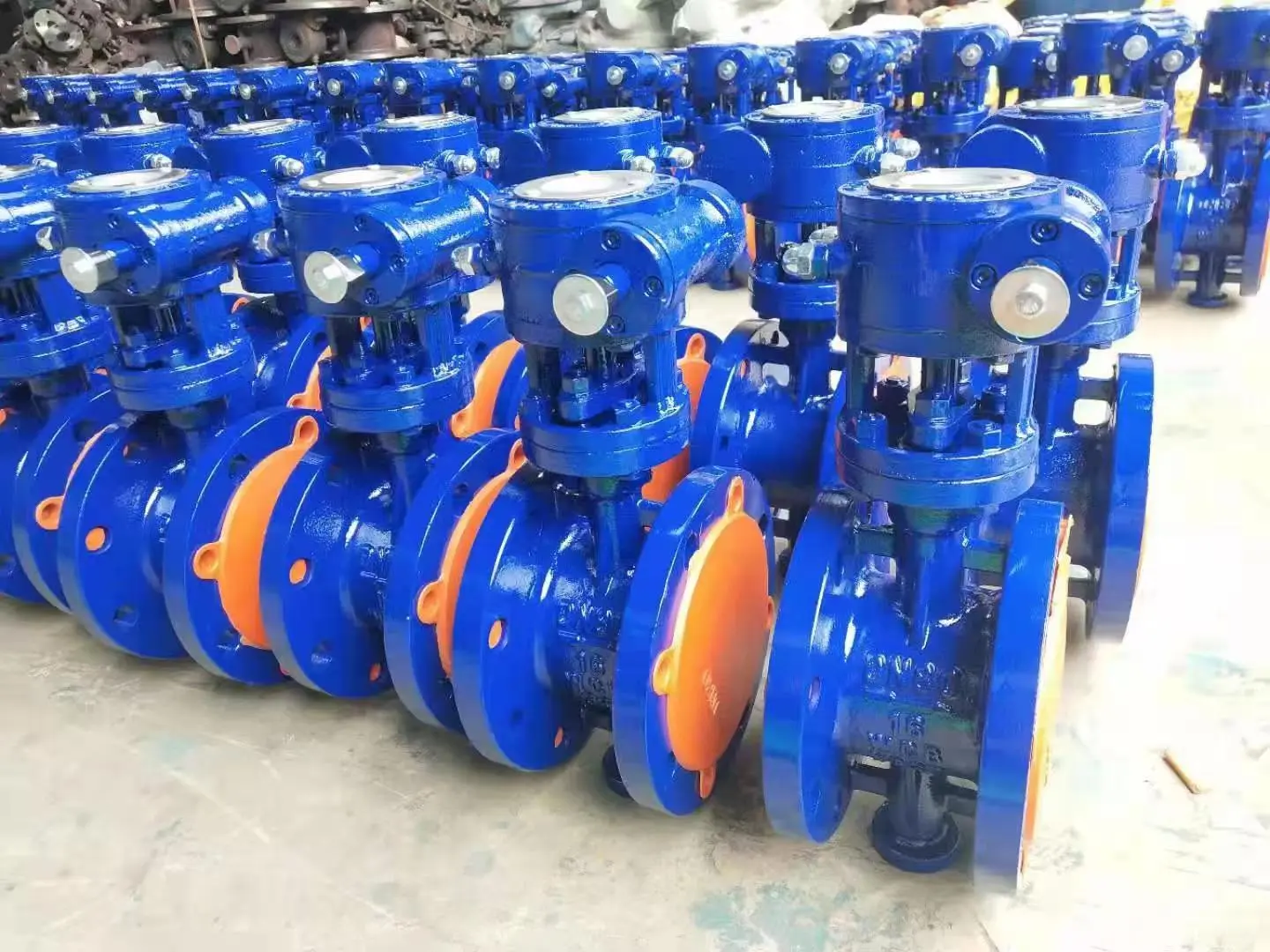 电动蝶阀是现代化流体控制系统中不可或缺的关键部件。它采用电动驱动方式，通过精确的控制系统实现阀门的快速开闭，有效调节介质流量。其结构紧凑、操作简便，广泛应用于化工、石油、电力等行业，为流体输送提供了高