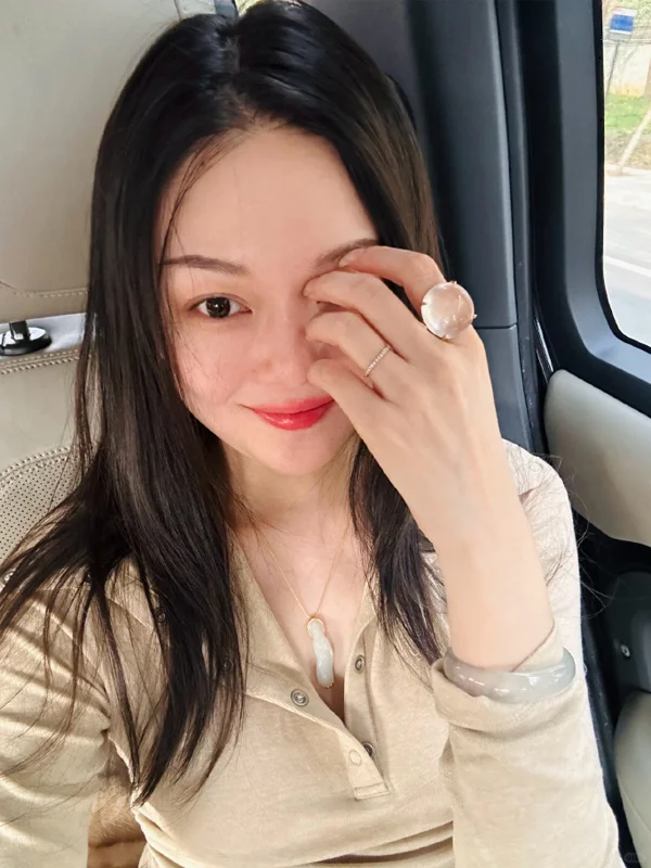 晚晚晒玻璃种手镯，她终于在翡翠这毕业了？