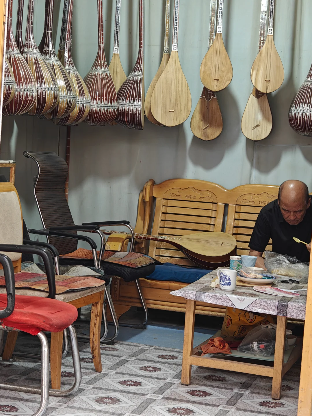 库尔勒当地人买东西的市场