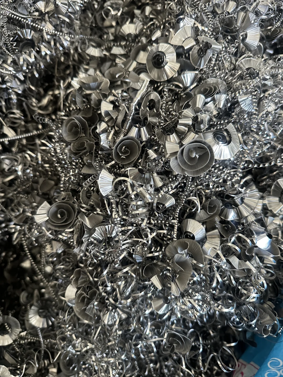 00后接手金属废料厂一年能赚多少？