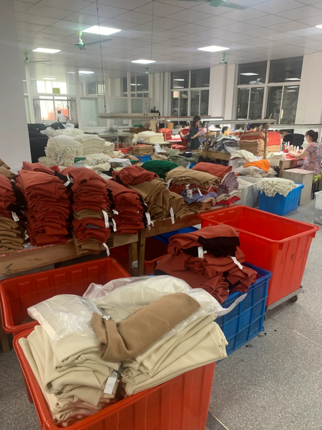 旺季来临｜服装实体店主如何找毛衣工厂拿货