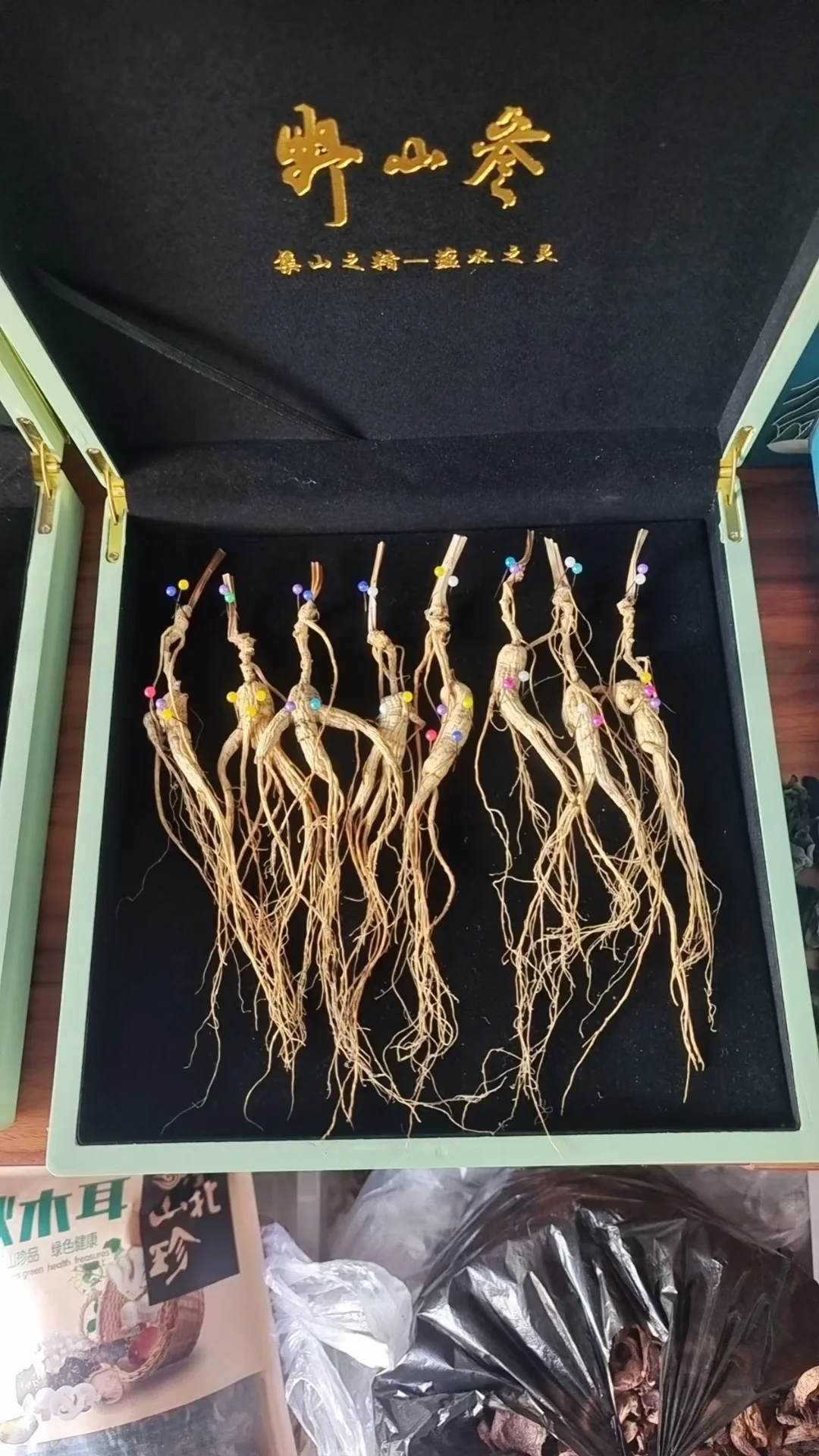 他带着礼物来啦