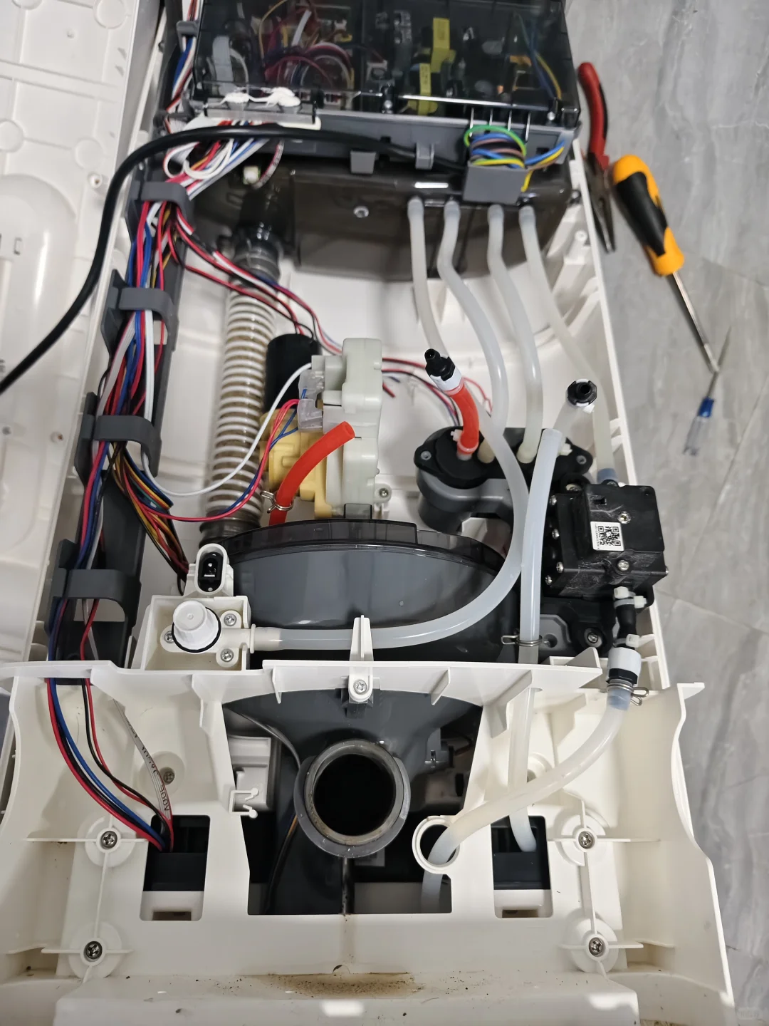 结构设计工作量真的很大直接跟进到模具测试